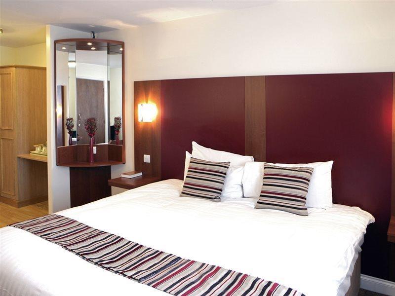 Mercure Swindon East Hotel And Spa Exterior foto